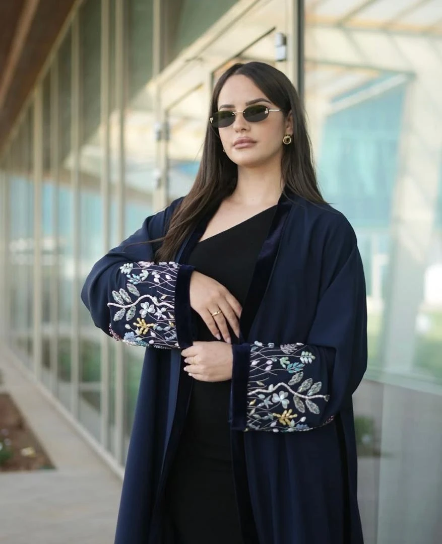 عباية بأكمام مطرزة أزرق داكن — 3